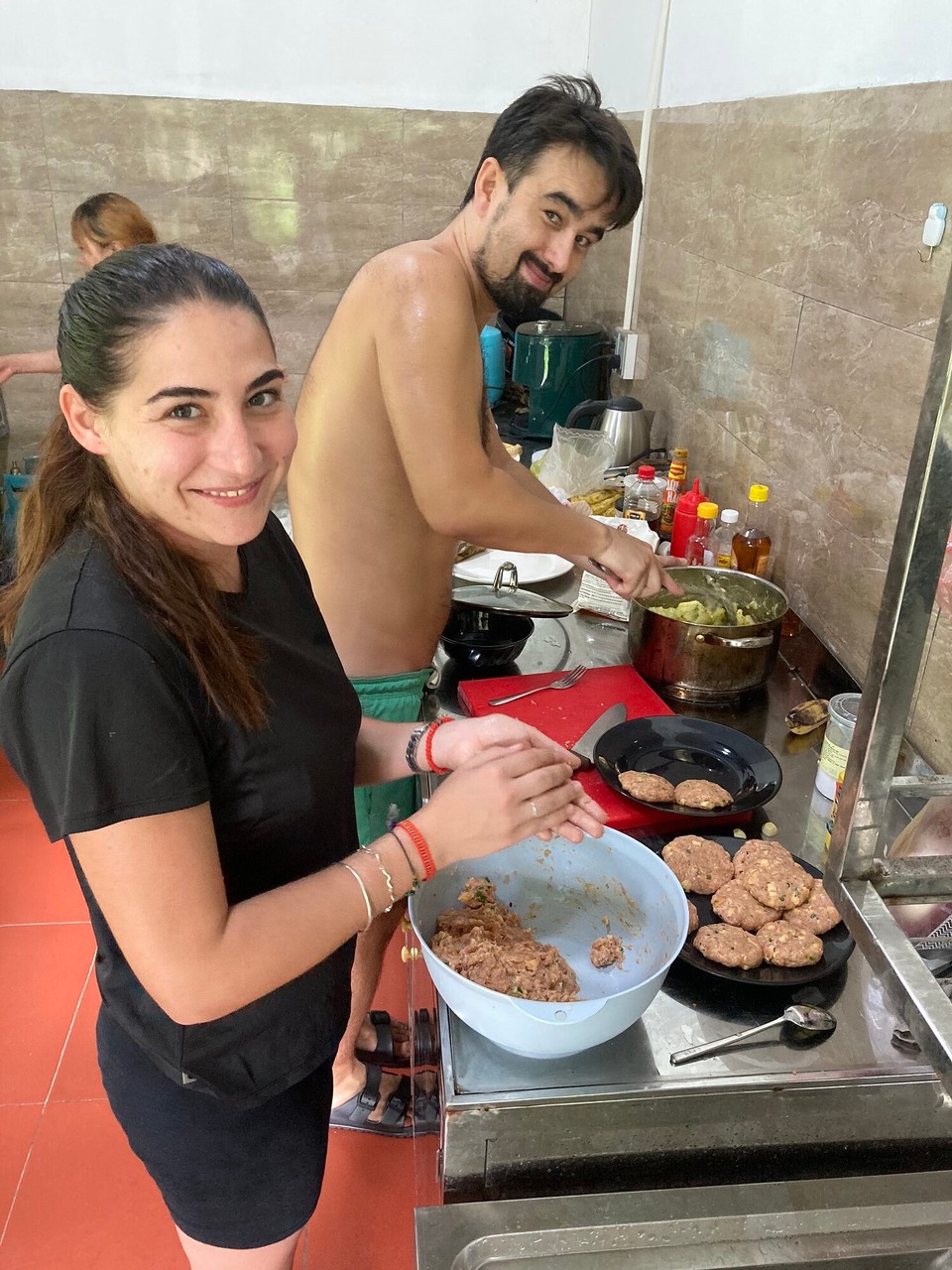 Vietnam - Hà Giang - Maria und Mathias formen die Frikadellen 🤤