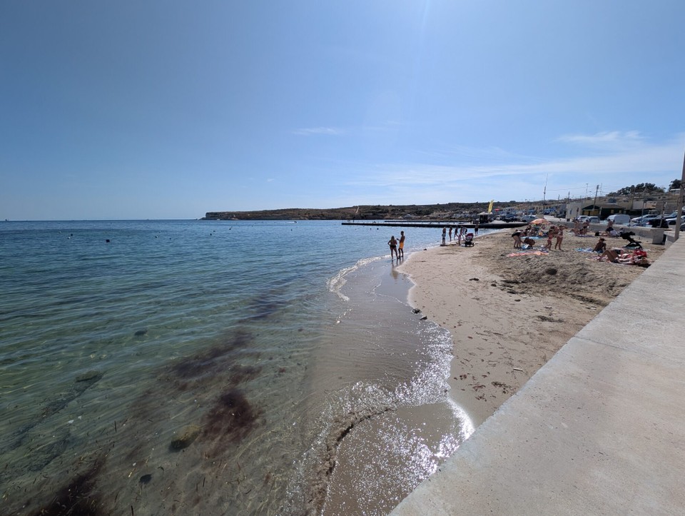 Malta - Marsaskala - In der Bucht liegt auch ein kleiner Sandstrand, um im warmen Wasser zu baden.