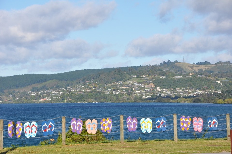 Neuseeland - Taupo - Wem gehören all diese Flip Flops wohl? Einem Riesen!