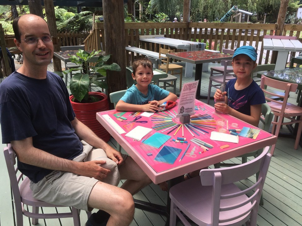 Neuseeland - Waiau - Im Café .. die Tische sind sehr originell gemacht. Mit Kindern ist dieser Park auf jeden Fall einen Besuch wert.