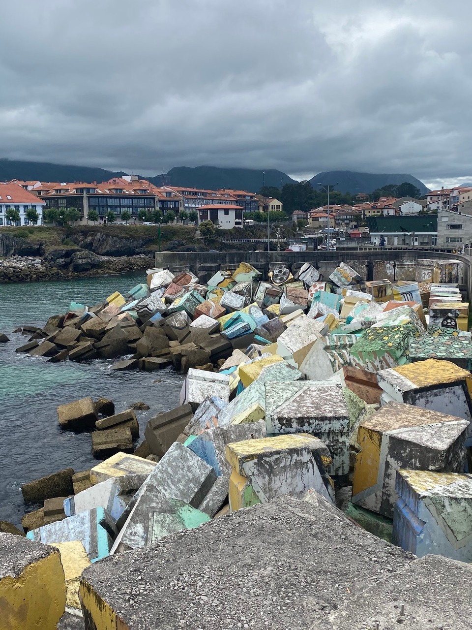 Spanien - Llanes - Cubos de la Memoria von Augustin Ibarrola