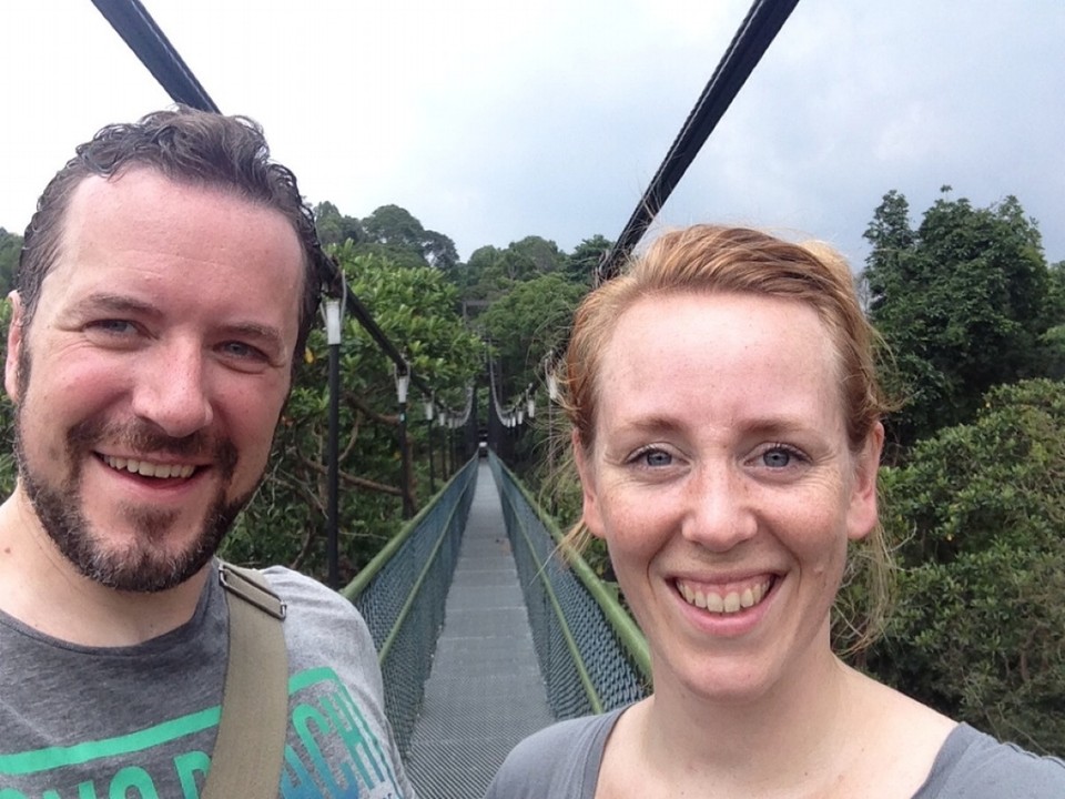 Singapore - Singapore - The Tree Top Walk, halverwege de wandeling. Een wiebelende loopbrug tussen de boomtoppen door, heel bijzonder.