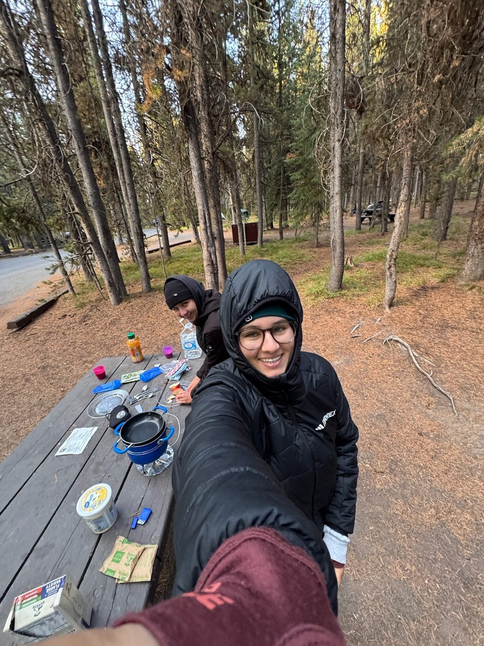 Vereinigte Staaten - Yellowstone National Park - Üsi erst Nacht im Zelt. Ich ha ned so guet gschlafe (das knacke vo de Äst und s‘Rusche vo de Bäum esch chli beängstigend gsi🐻). Mier hend üs ih de Nacht au ned ufs WC getraut😂. Am Morge esch es denn no rächt chüel gsi, es esch gar ned so eifach gsi, de warmi Schlafsack s‘verloh.🙈😅