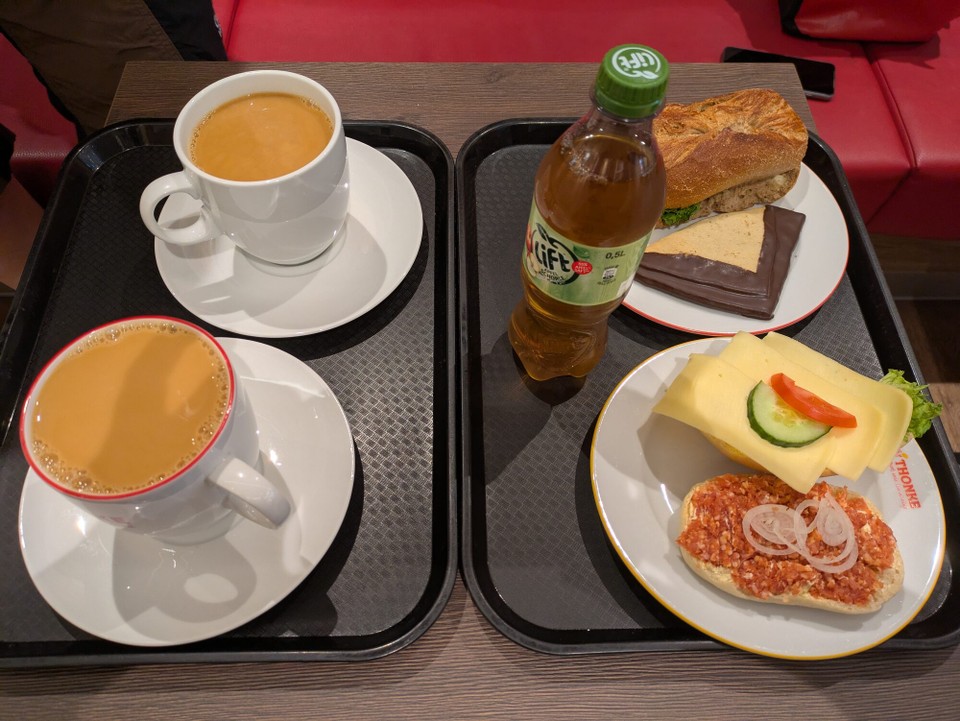 Deutschland - Berlin - Der heutige letzte Tag der Tour begann mit einem Bäckerei-Frühstück, weil das Hotel ohne war. Warum gibt es in München eigentlich keine Mettbrötchen?