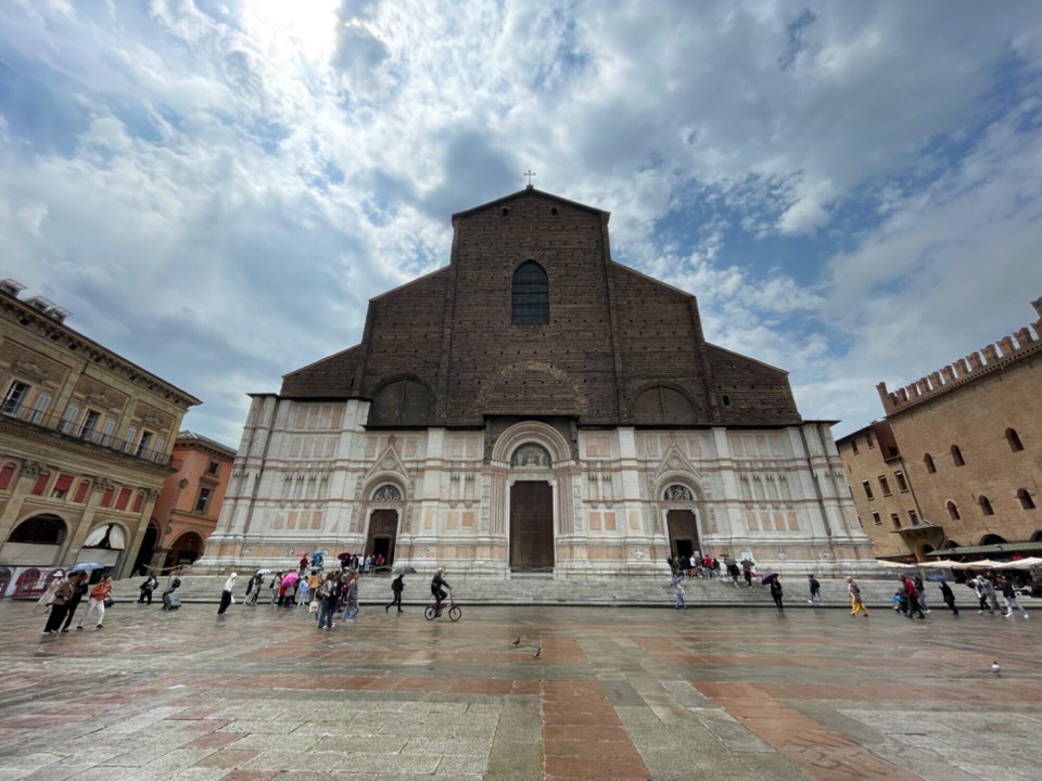 Italien - Bologna - Die Front der Basilika von Bologna ist zweifarbig, weil sie unvollendet ist. Sie wurde über mehrere Jahrhunderte gebaut