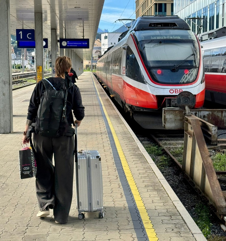 Österreich - Innsbruck - Der Zug steht schon bereit… läuft wie am Schnürchen mit dem Zug. 