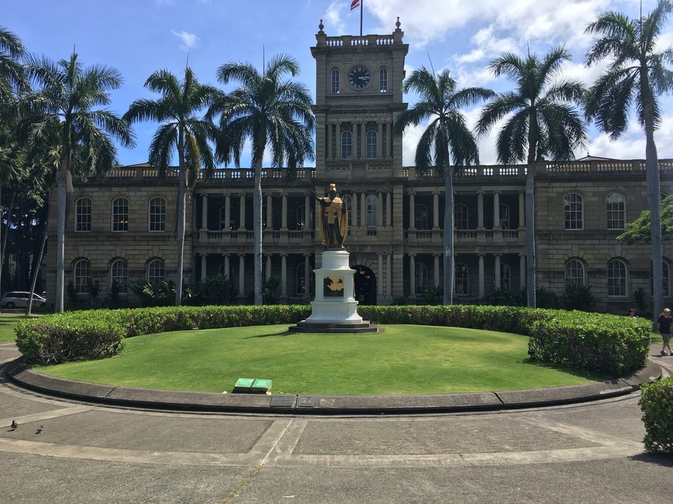 Vereinigte Staaten - Honolulu - Wer kennt Hawaii Five-0? Wenn nicht, ist es auch nicht so schlimm. Diese Statue von Kamehameha I. (dem ersten König von Hawaii) steht vor dem obersten Gerichtshof in Honolulu, direkt gegenüber vom Königspalat 