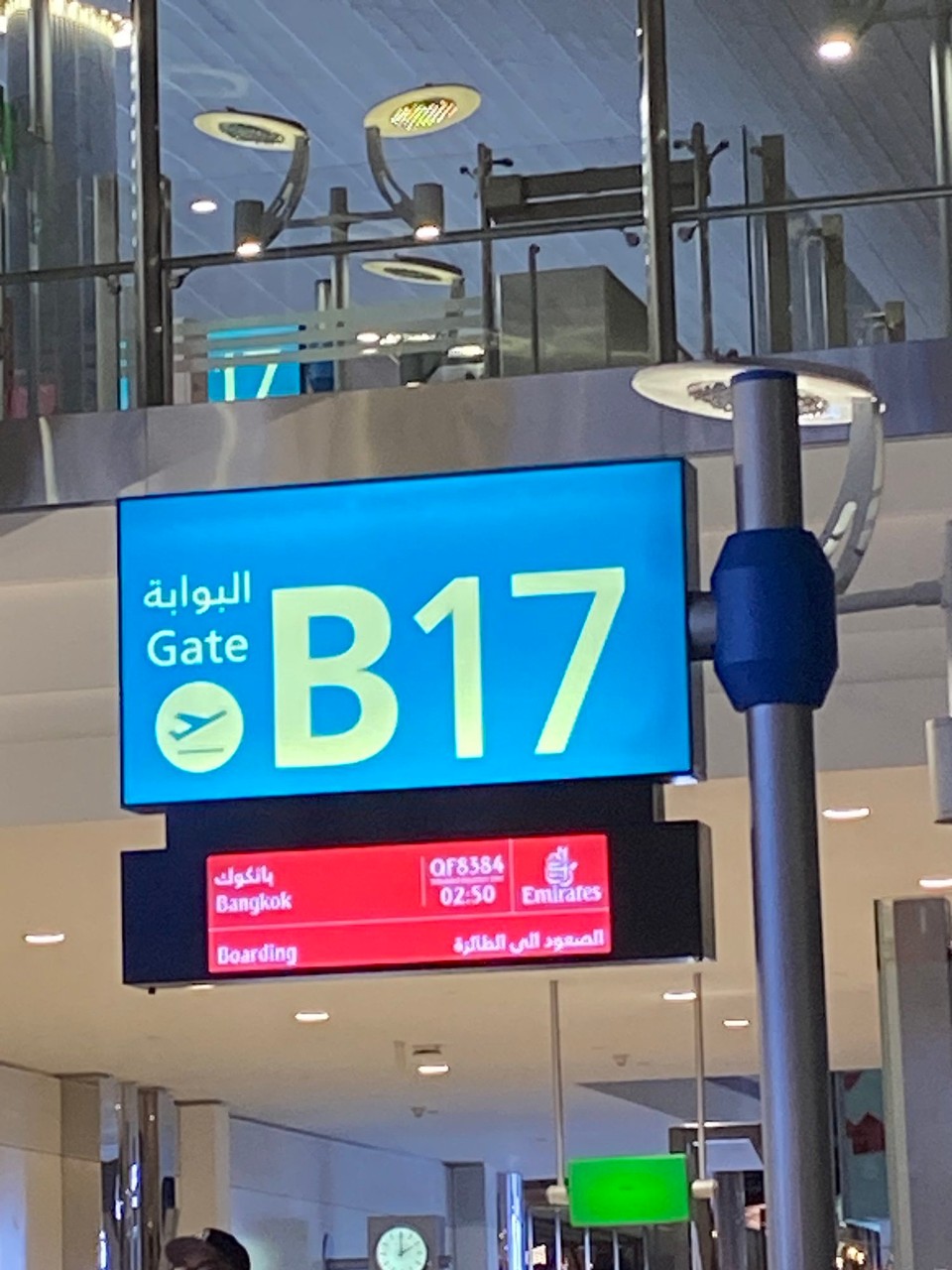 Vereinigte Arabische Emirate - Dubai - Das war schon mal easy. 
Mit einer Stunde Verspätung sind wir in Dubai gelandet. Schnell zum Goldenen M und dann ging es auch schon flott weiter. 

Dubai Airport - hier haben wir Mats Sportlehrer getroffen. Was ein Zufall. Die Welt ist ein Dorf.