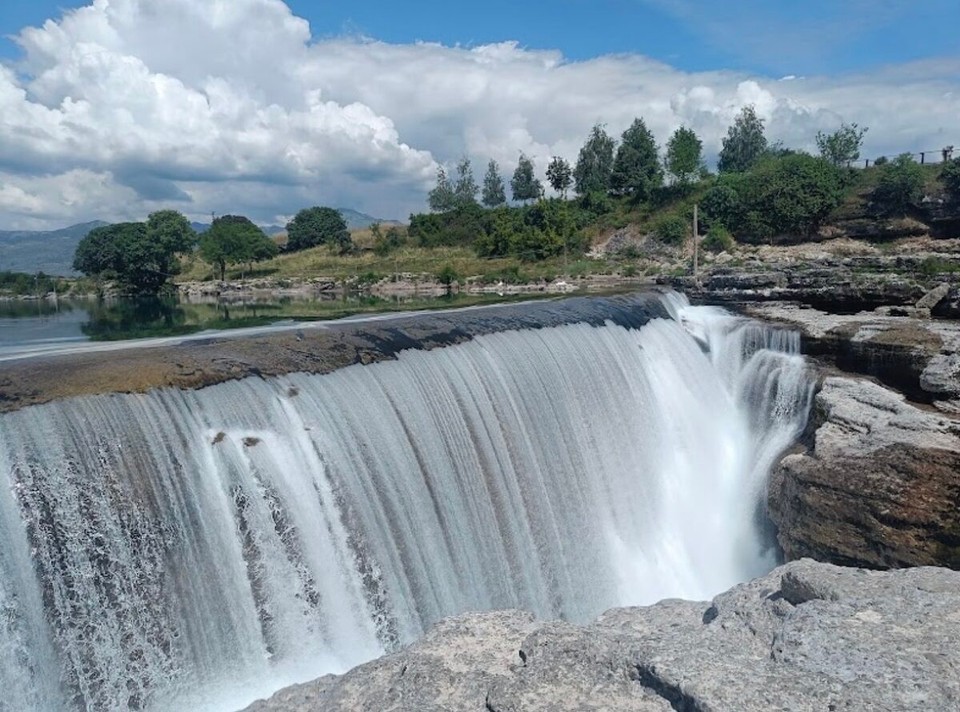 Montenegro - Podgorica - Der Niagara-Wasserfall bei Podgorica ist ein schöner, teilkünstlicher Wasserfall am Fluss Cijevna. So steht es im Reiseführer.
Also machten wir uns auf dem Weg.