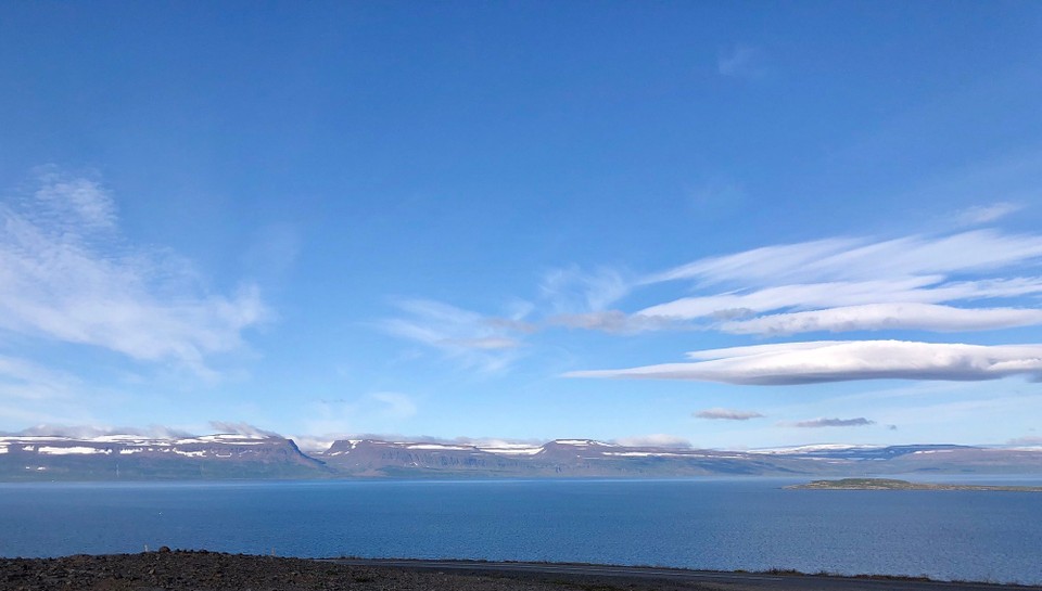 Island - Súðavíkurhreppur - Und wieder der Blick auf das schneebedeckte Snæfjallaströnd.