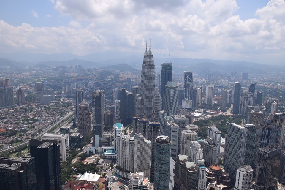 Malaysia - Kuala Lumpur - Blick über KL, da diese Stadt von den Petronas Tower lebt haben wir beschlossen den Blick über die Stadt lieber vom KL Tower zu genießen um diesen auch zu sehen.