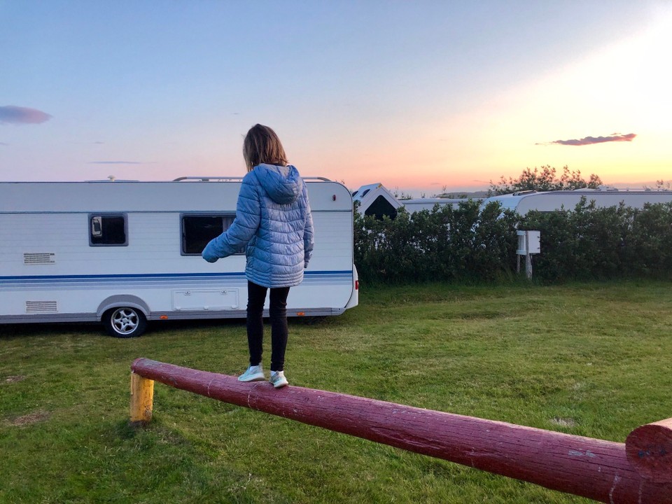 Island - Sveitarfélagið Skagaströnd - Auf dem Weg zum Bett muss natürlich noch ein wenig balanciert werden... 