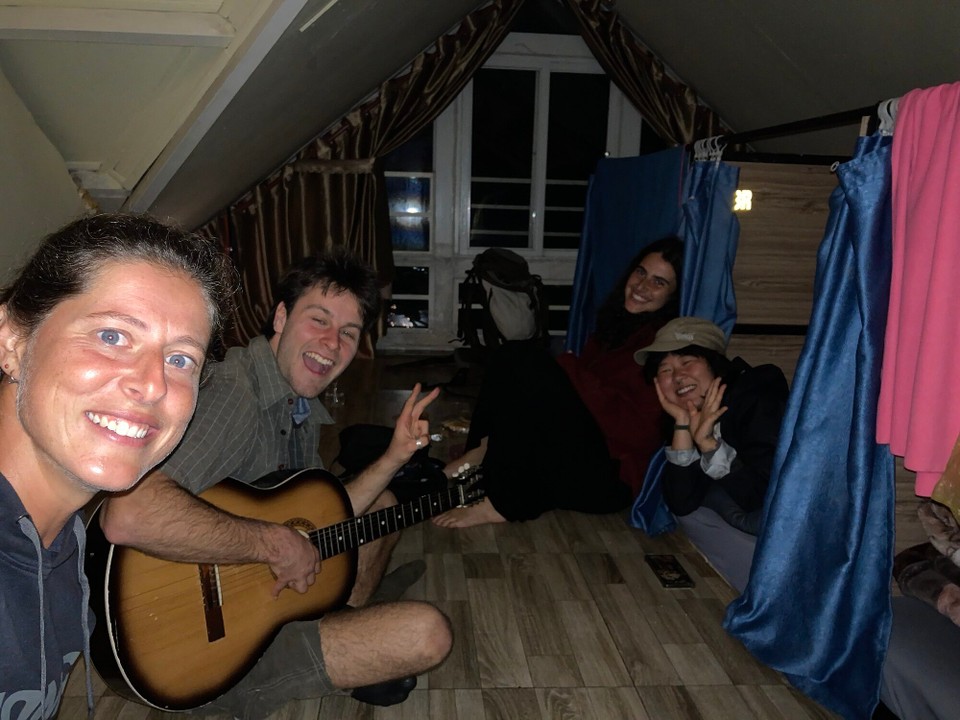 Vietnam - Da Lat - Mit Mika (Australien/ Deutschland), Adi (Israel) und Mintie (Australien) naschen wir uns durch lokale Knabberein und quatschen 😊