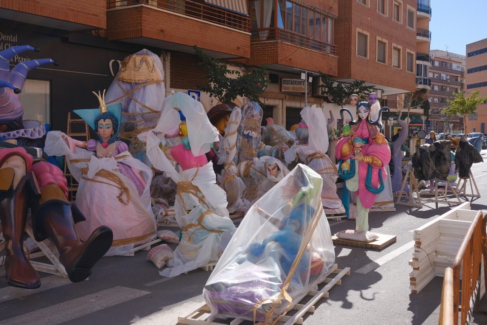 Spanien - Dénia - Aufbau der Skulpturen 
