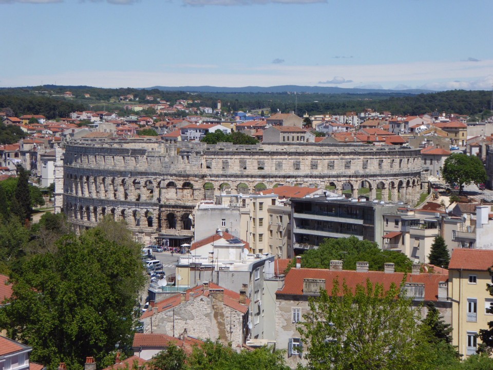 Kroatien - Medulin - Der Blick auf das Amphitheater vom Turm der Burg
