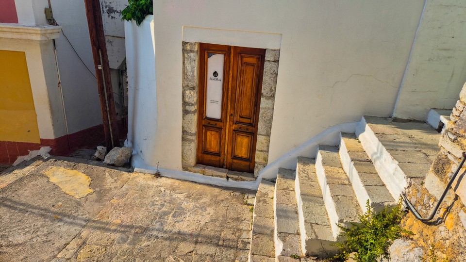 Griechenland - Symi - Kleines, niedliches Toprestaurant auf dem Weg nach oben. 9-Gänge ab 95€, ein Schnapper.