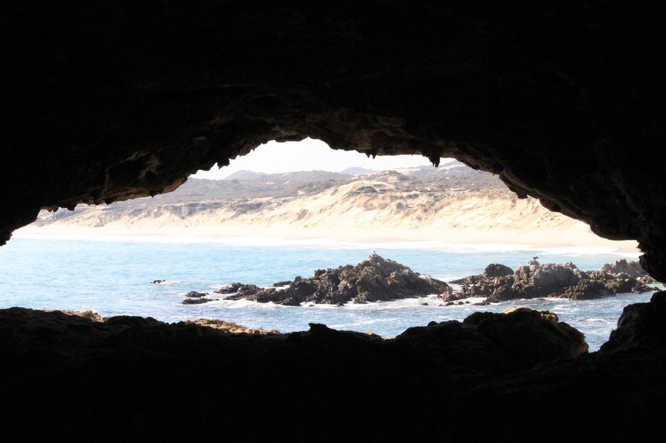 Südafrika - Gansbaai - ... mit Höhlenblick