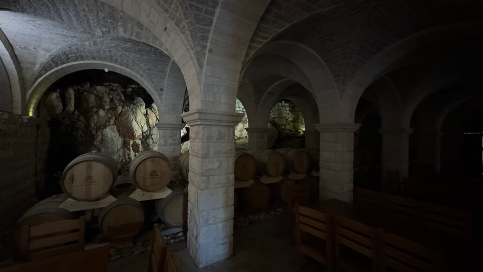 Montenegro - Cetinje - Neben dem geistigen und kulturellen Erbe ist das Kloster heute auch weithin für seine Weinkellerei bekannt: Die Mönche pflegen die Weinberge und bewahren in den steinernen Kellern die über fünf Jahrhunderte alte Tradition der Weinherstellung.