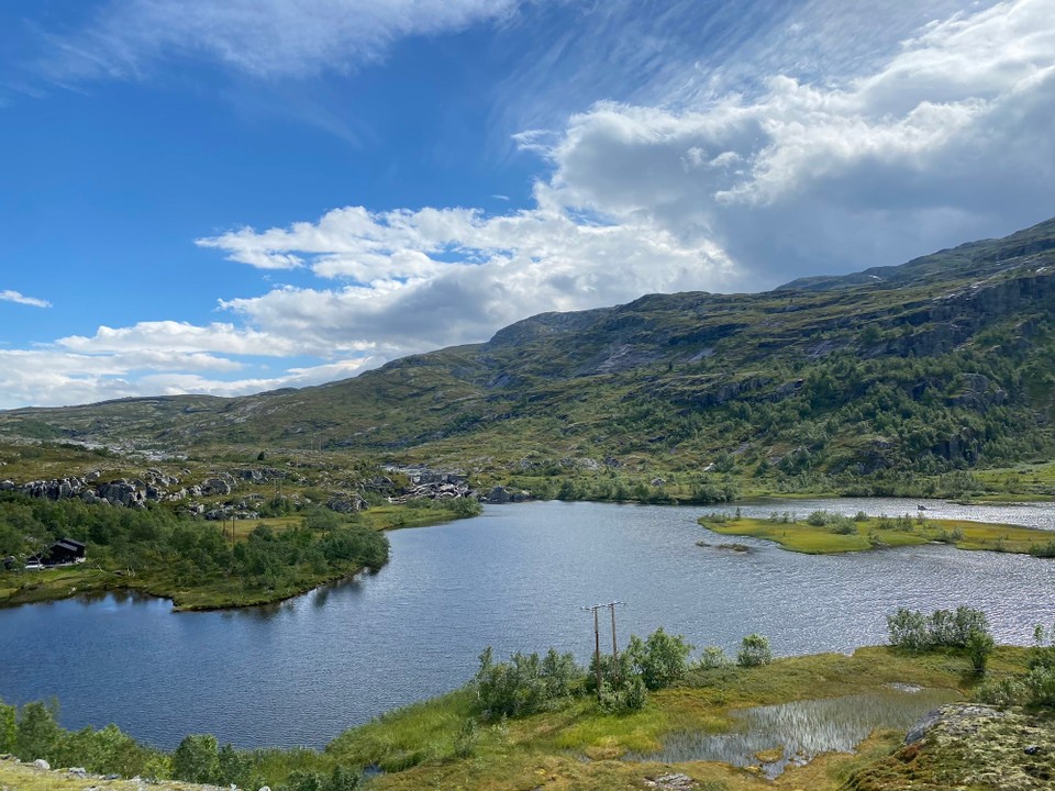 Norwegen - Øvre Årdal - Nach ca 200 km haben wir spontan einen abgelegen Platz in den Bergen angesteuert und sind schon am frühen Nachmittag dort geblieben und haben dort auch übernachtet. Wir konnten mit den Hunden noch schön wandern und haben bei viel Wind die Nacht rum bekommen ;-)

