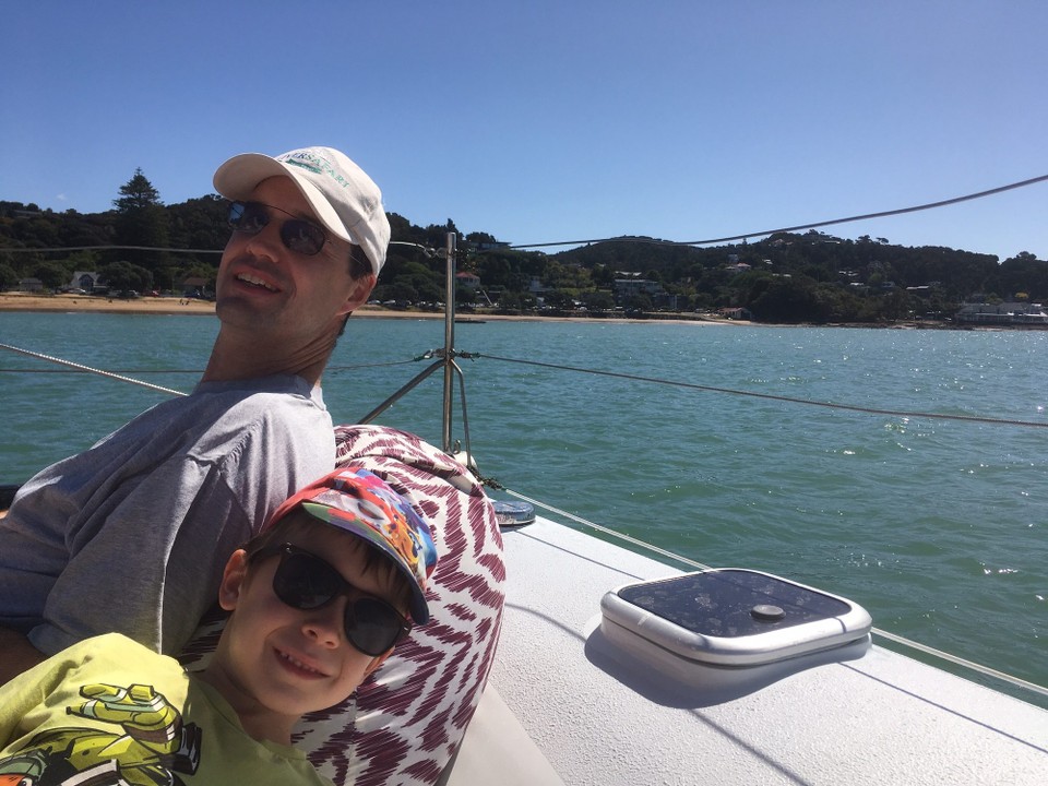 Neuseeland - Paihia - Auf dem Rückweg dann genug Wind zum Segeln. Wir dürfen jetzt vorne sitzen. Hier kurz vor Paihia.