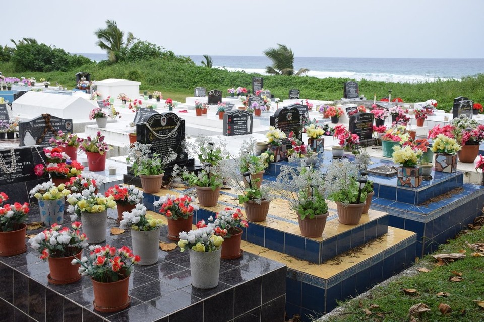 Cookinseln - Rarotonga - Ein typischer Friedhof, wie es ihn in jedem Dorf gibt. Bunt und voller Blumen!