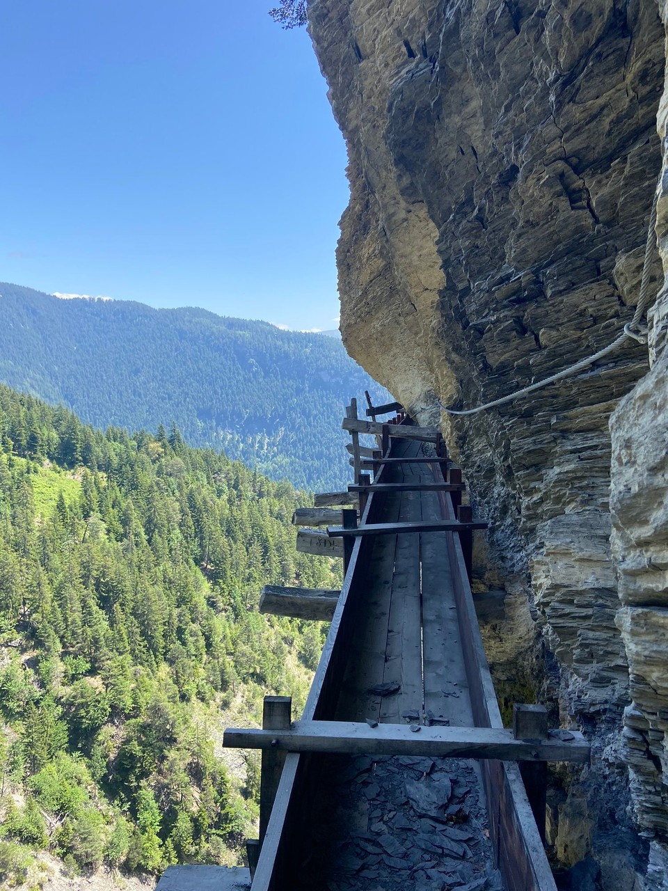 Schweiz - Anzère - Früher floss das Wasser aussen durch, heute durch einen Stollen 