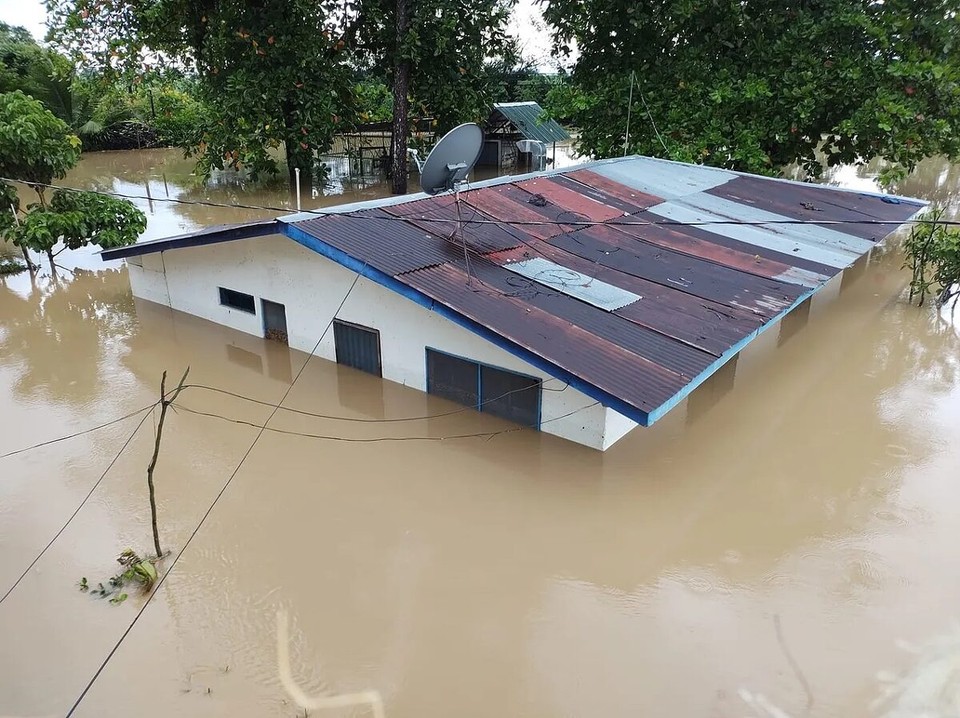 Costa Rica - San José - An Strand reise wird aber leider im Moment no nüt, es het ganzi Dörfer überluetet und mengish staht s‘Wasser würklich so höch das ganzi Hüser unter Wasser sind. 