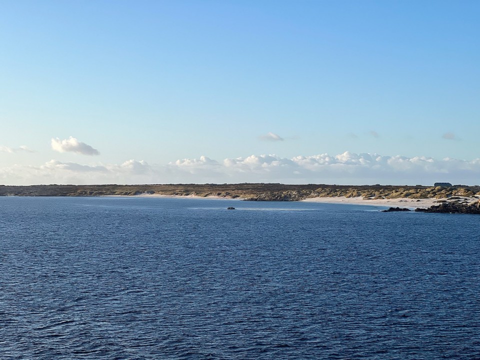 Falkland Islands (Islas Malvinas) - unbekannt - It’s a beautiful day with a calm seas in the Falklands today
