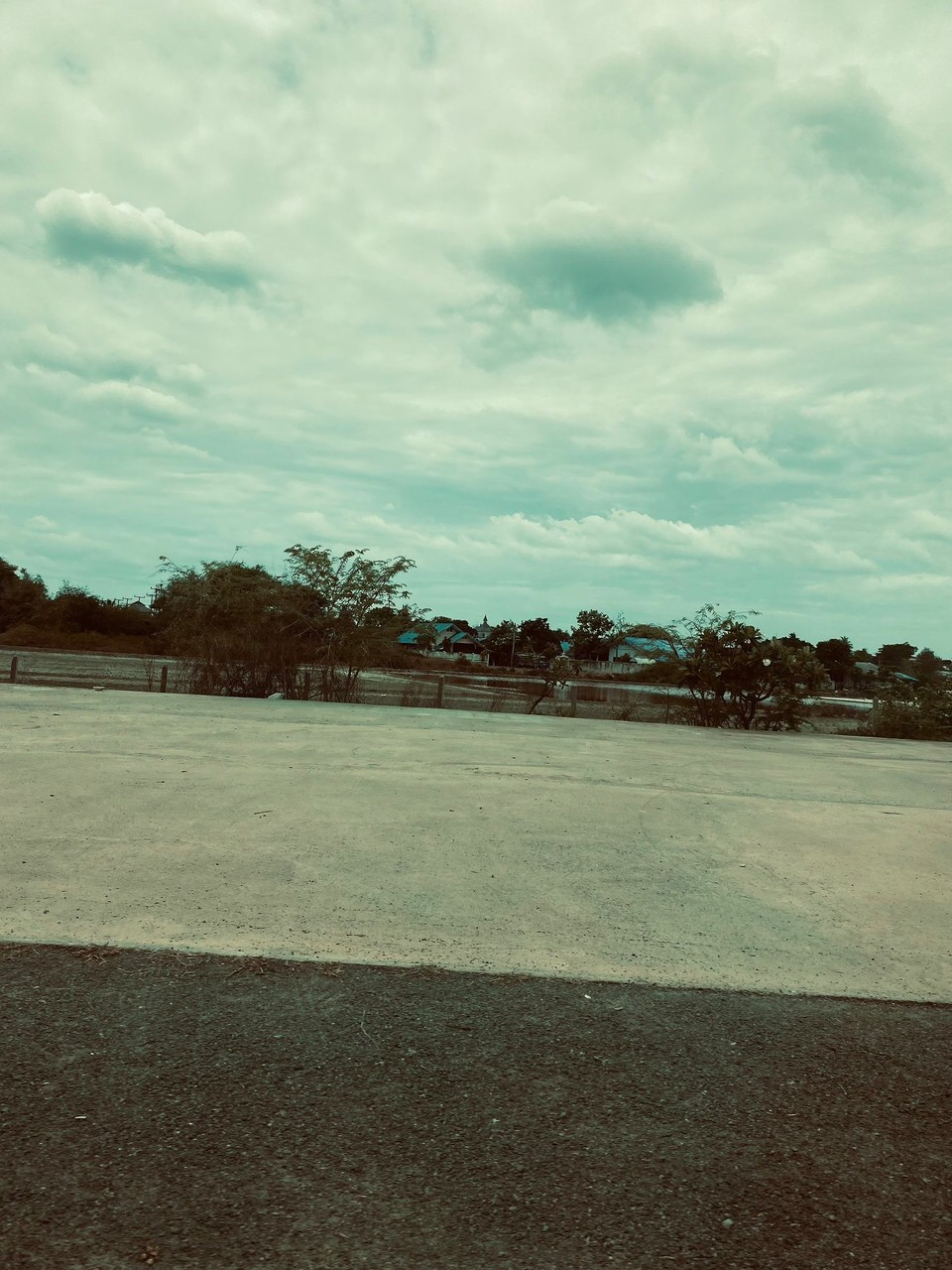 Thailand - Ayutthaya - Salinen - in Thailand gibt es viele Salzfelder. Das Salz wird dann am Straßenrand in Tüten verkauft.