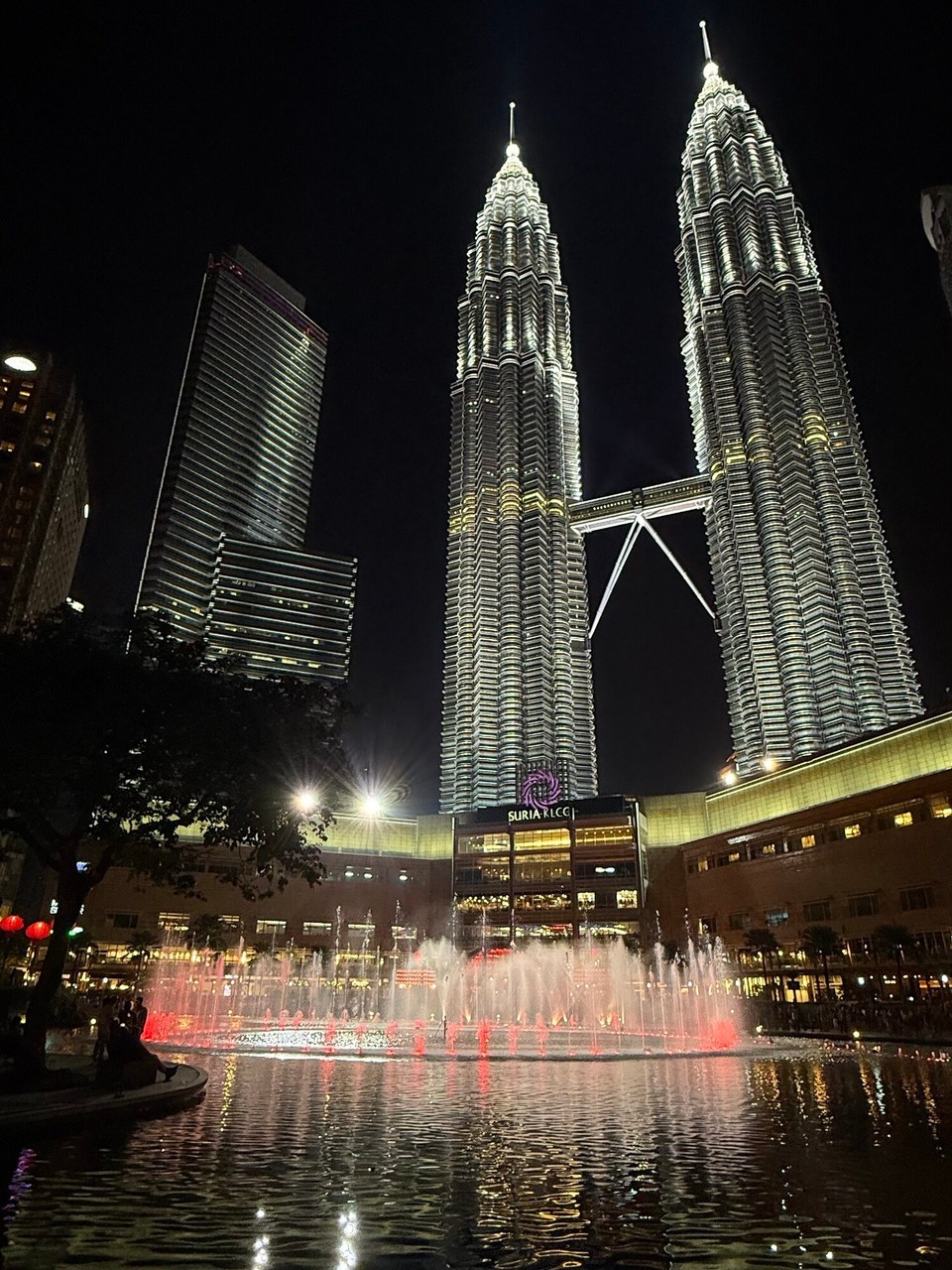 Malaysia - Kuala Lumpur - Nach der Bar - Wasserspiele mit Musik an den Petrona Towers