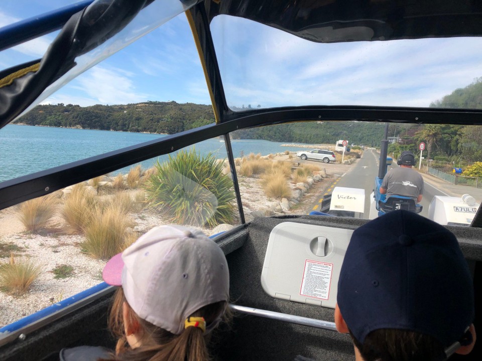 Neuseeland - South Island - Auf dem Schiff und dem Anhänger wird man vom Traktor zur Rampe gezogen