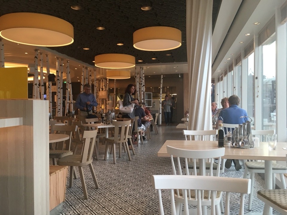 Vereinigte Arabische Emirate - Dubai - Das ist das Tag und Nacht Bistro an Bord. Hier gibt es alles was es beim Imbiss gibt Currywurst Bürger Pommes Salate, zwar fast Food aber sehr sehr lecker... wie ich vorhin festgestellt habe 