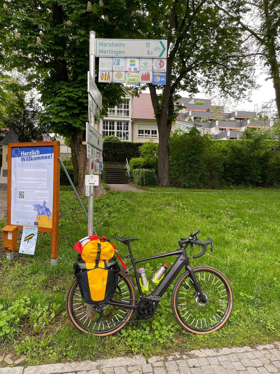 Deutschland - Donauwörth - Ein kleines VIA Hinweisschild. Das ist alles, was auf den Beginn der Via Claudia Augusta hinweist. 🤔
Entweder habe ich Informationen übersehen/nicht gefunden; oder die touristische Vermarktung passt nicht zusammen. 