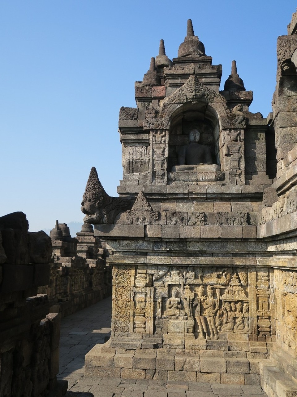 Indonesia - unbekannt - Bas relief sur une des 6 plateformes carrees