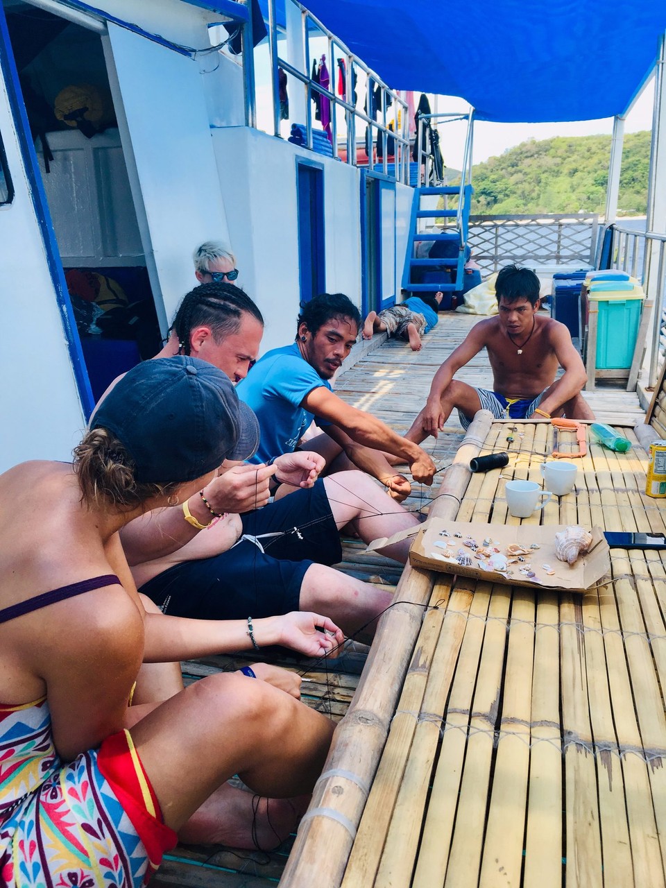 Philippines - El Nido - Her lærer de oss hvordan vi kan flette armbånd med skjell. 