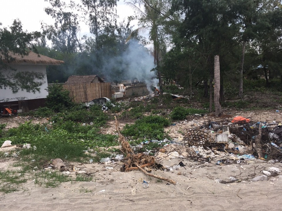 Indonesien - Lombok Utara - An den Straßenseiten und auch am Strand findet sich ganz schön viel Müll, der einfach dorthin geworfen wird, wo Platz ist. Hinten verbrennt jemand Müll