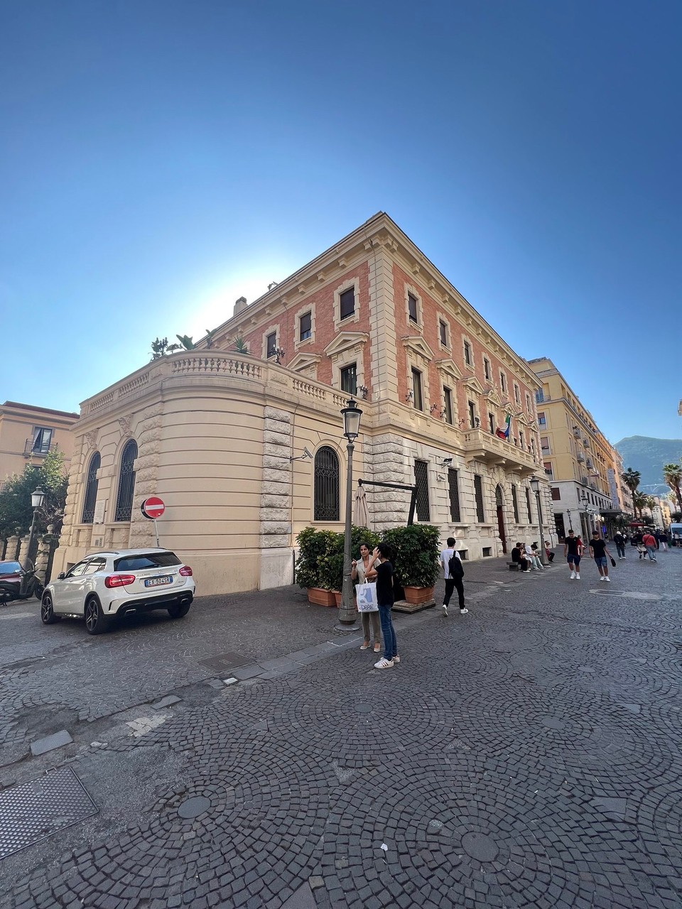 Italien - Salerno - Dann machen wir uns auf den Weg. Meist zu Fuss, und das Velo stossend, hin und wieder mit dem Velo fahrend.