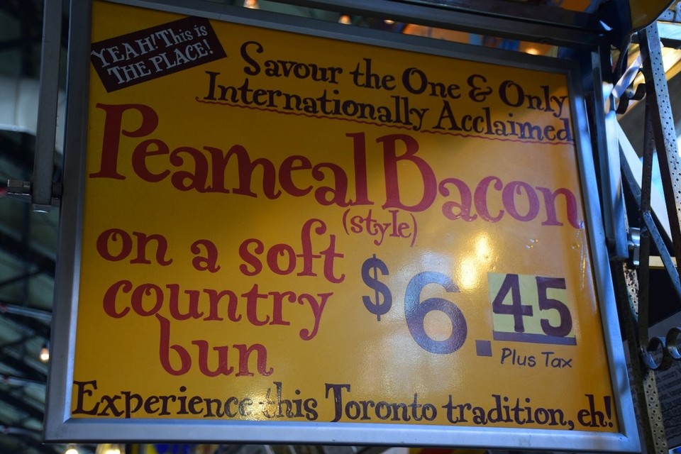 Kanada - Toronto - Peameal Bacon - mit Kichererbsenmehl überzogener Schicken ist eine Spezialität in Toronto 