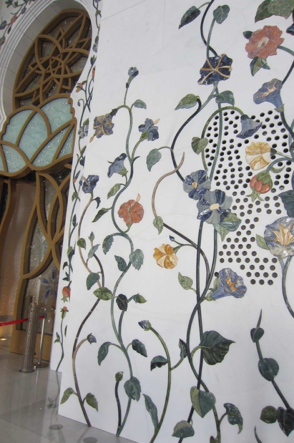 Oman - Abu Dhabi - Lotusblüten auf weißem Marmor