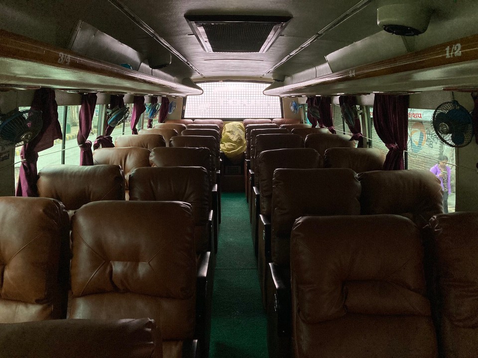 Nepal - Pokhara - Auf nach Pokhara - der Bus sieht ja schon mal nicht schlecht aus 😃