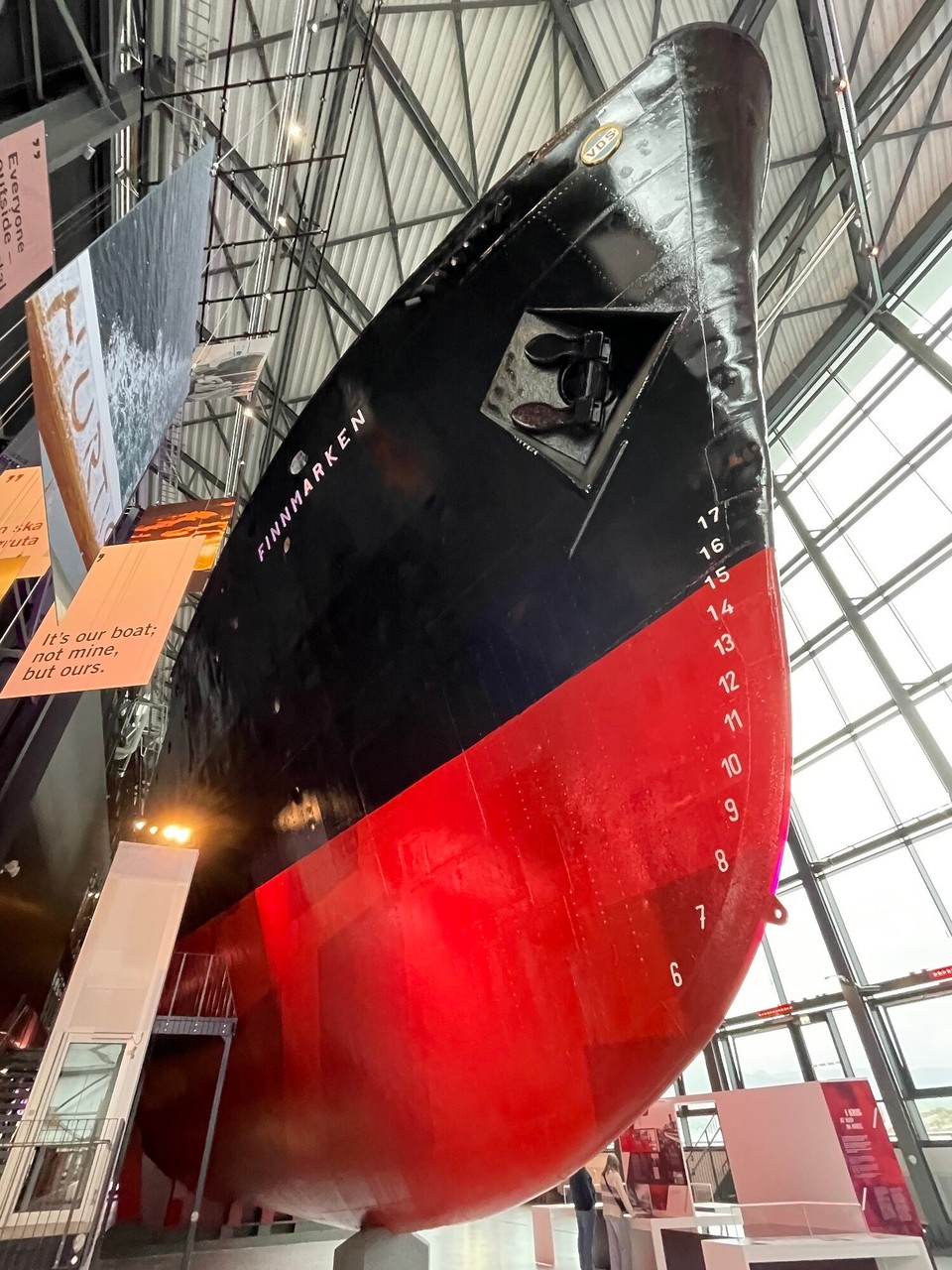 Norwegen - Svolvær - Das Hurtigruten Schiff Finnmark