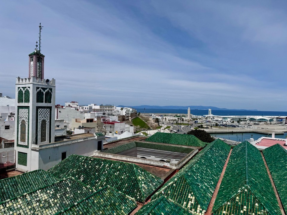 Marokko - Chefchaouen - Unser Blick beim Frühstücken von der Dachterrasse versprach schönes klares Wetter.