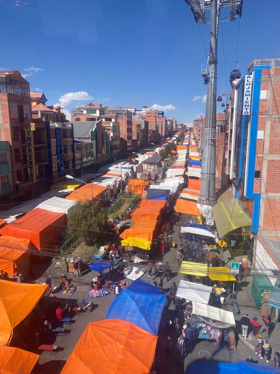 Bolivien - La Paz - Überquert dabei riesige Märkte, ….