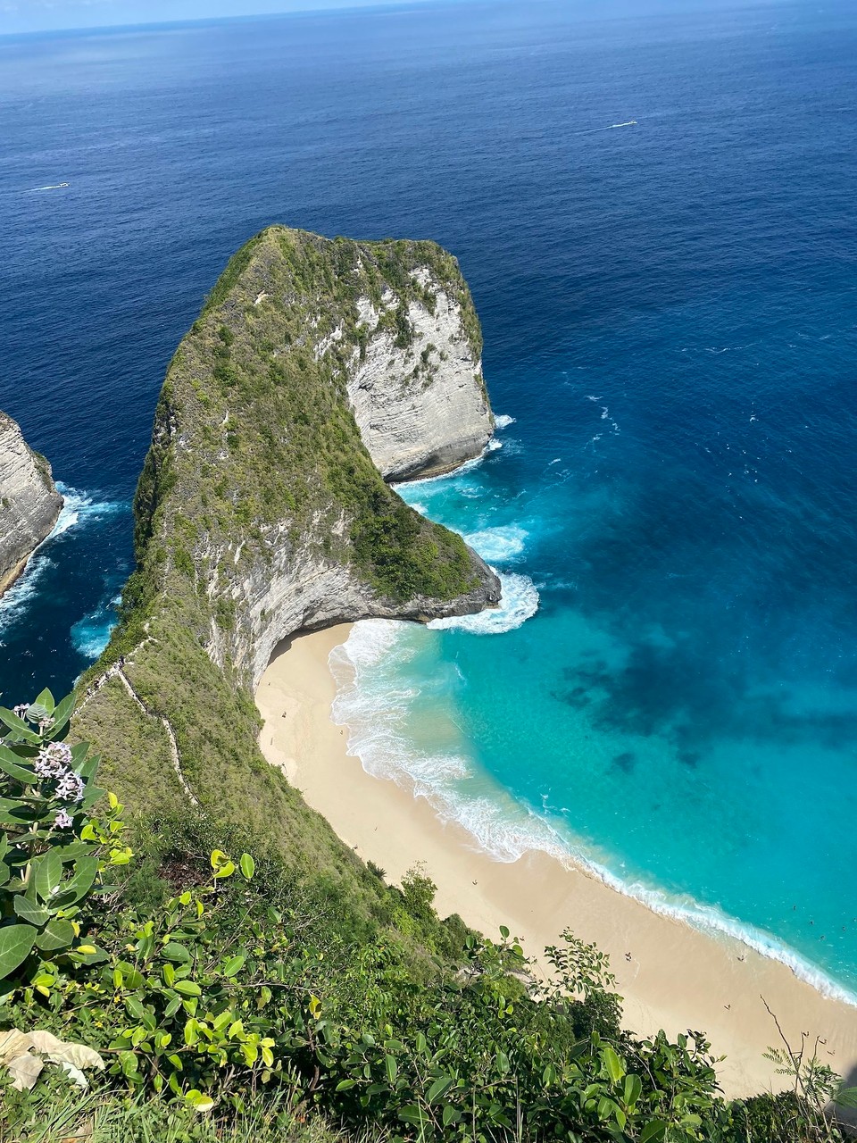 Indonesien - Kabupaten Badung - Der Kelingking Beach Bali ist ein Traumstrand, wie du ihn sonst nur aus dem Bilderbuch kennst. Türkis-blaues, kristallklares Wasser umgibt die Bucht, die von kunstvoll gewachsenen Felsen umgeben ist. Der T-Rex Felsen sieht schon echt cool aus.