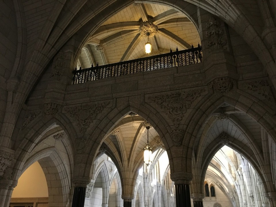 Kanada - Ottawa - Es erinnert hier alles ein wenig an eine gotische Kirche - und das triste kommt daher, dass das Parlament im WWII gebaut wurde