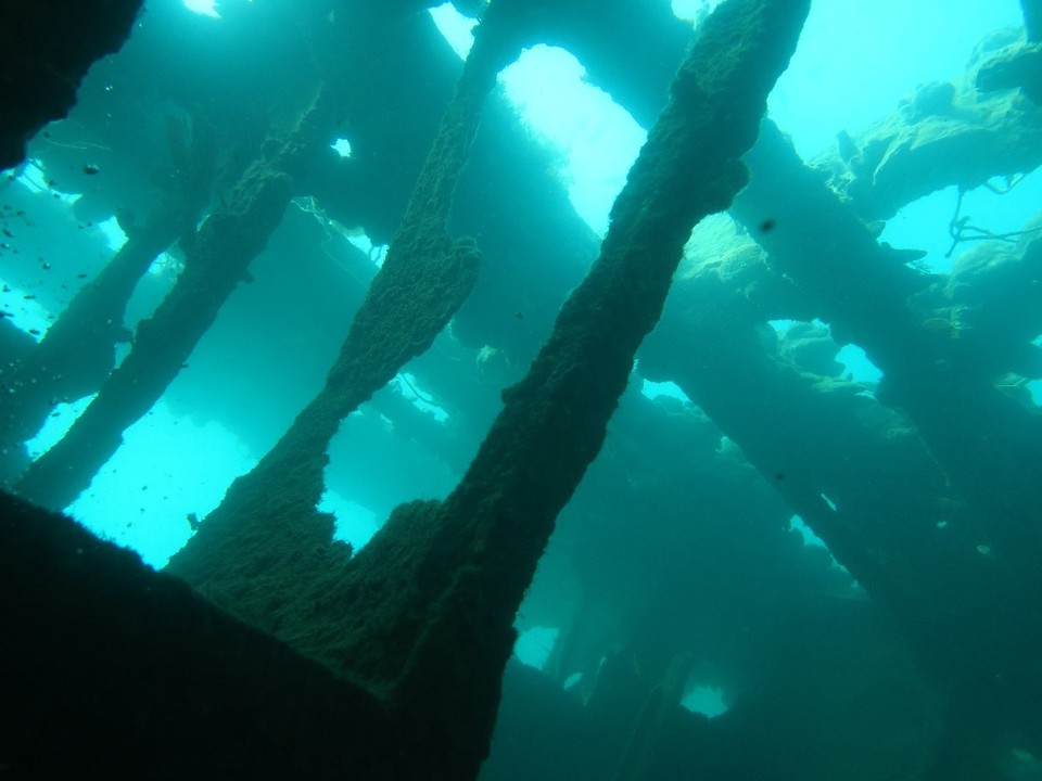 Philippines - Coron - Jeux de lumiere dans la carcasse de l'epave