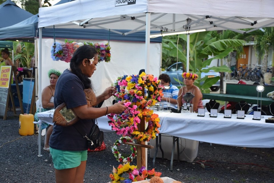 Cookinseln - Rarotonga - Hier werden die traditionellen Blumenkränze ("Ei katu"), die zu vielen Anlässen auf der Insel getragen werden, verkauft 