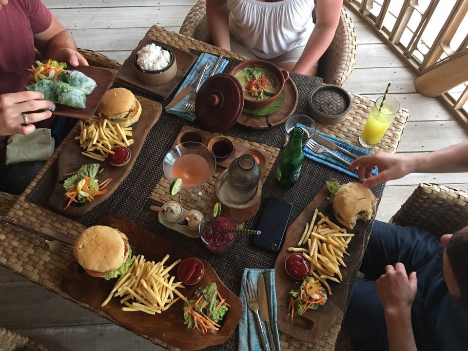 Indonesien - Lombok Utara - Für Paul, Philipp und mich gab es Chicken Burger und für Anne vegetarisches Curry