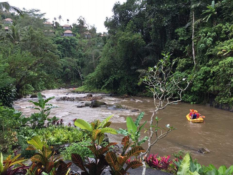 Indonesien - Gianyar - Durch die Hotelanlage schlängelt sich der Fluss Ayung, auf dem man Schlauchboottouren machen kann. Er hat allerdings viele Stromschnellen und Felsen und sieht nicht sehr einladend aus