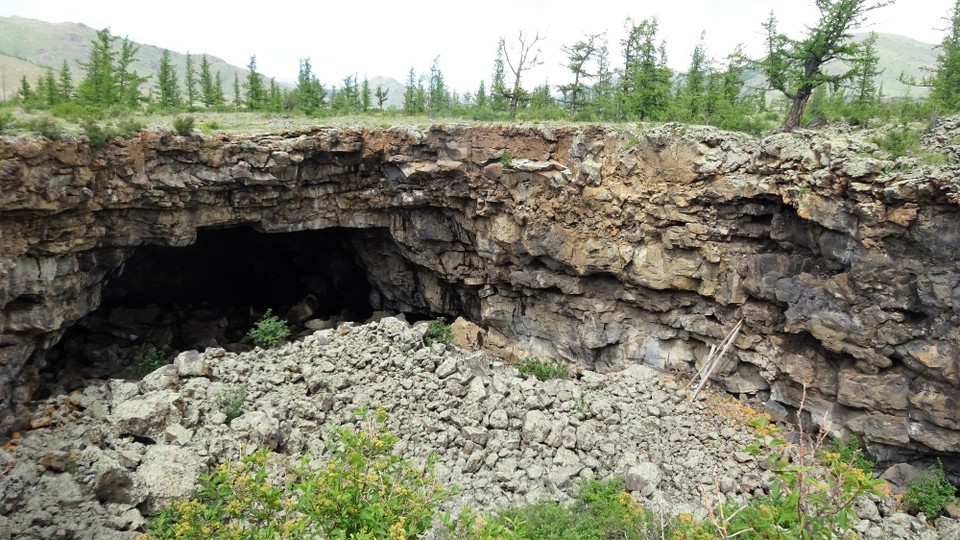 Mongolia - Khorgo Mountain - Lava tube